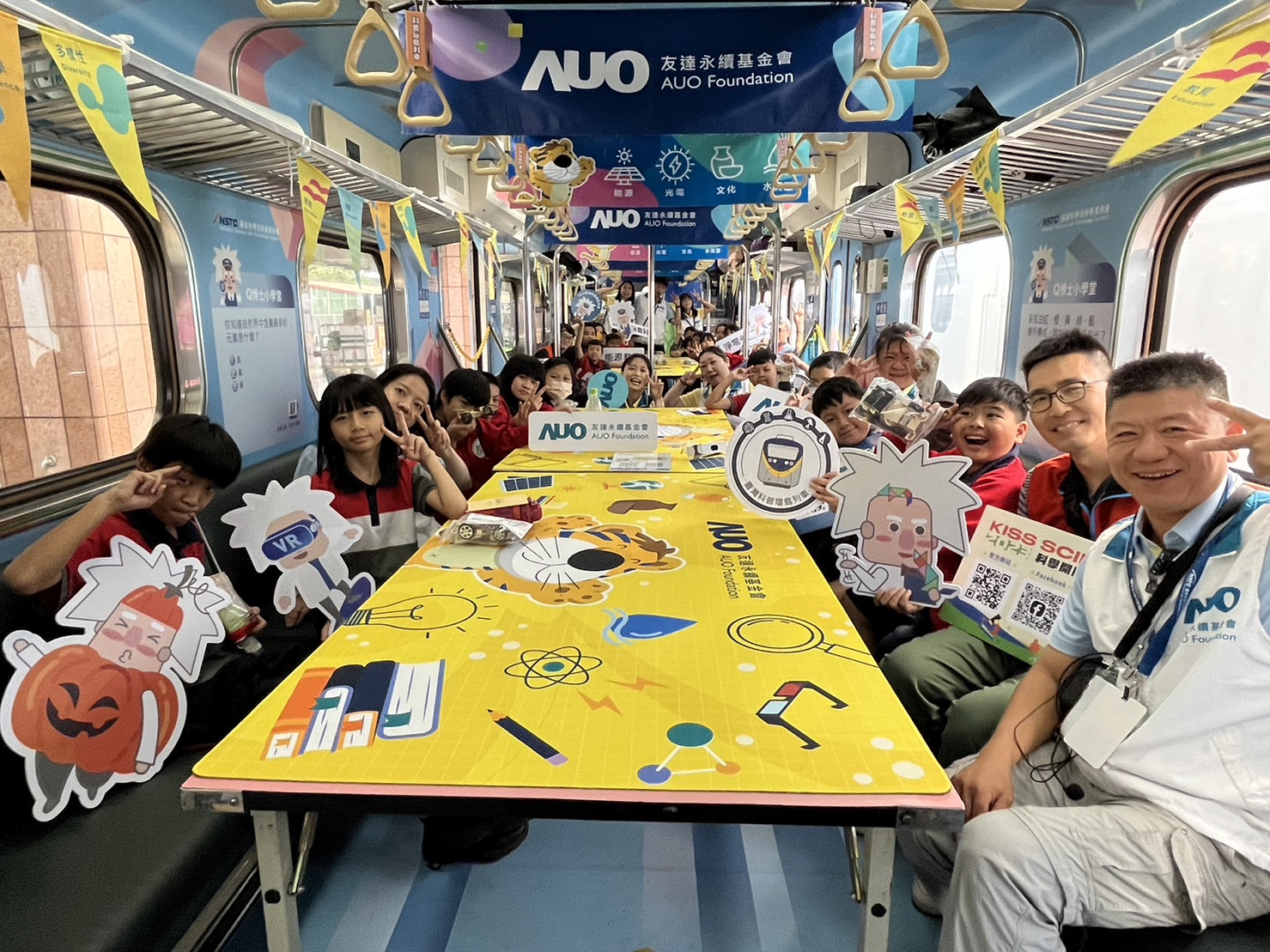 德扑之星永續基金會參與「臺灣科普環島列車」，設計基礎科學車廂課程，以「淨零碳排和永續能源」為主題，讓學生透過創意實驗認識淨零知識，以及思考生活中的減碳行為