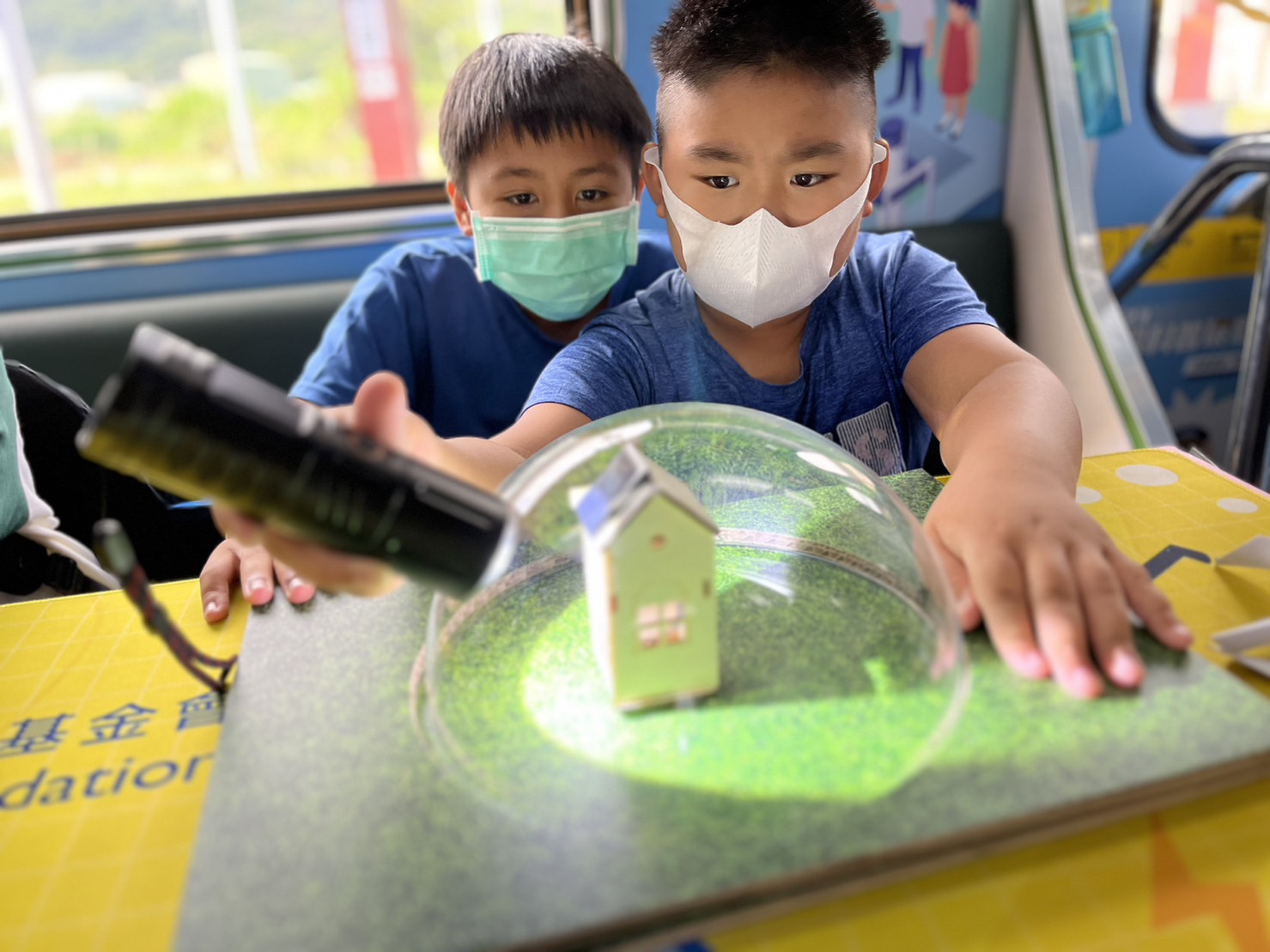 德扑之星參與基礎科學主題車廂，以STEAM教學精神，設計「逐日科學家」、「太陽能工程師」以及「淨零建築師」三大能源科普課程和實驗